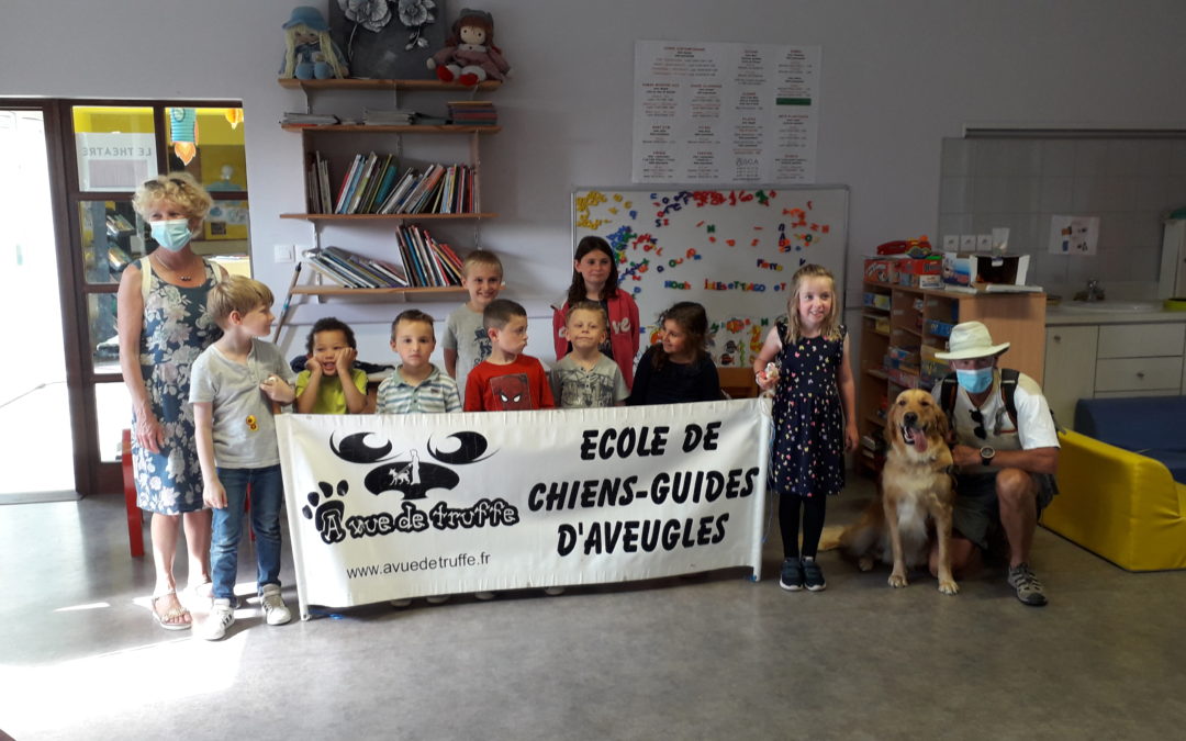 Les enfants marchent pour l&rsquo;école