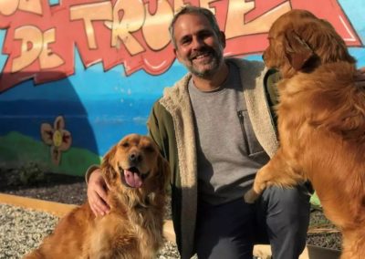 Stéphane Moreau, directeur, avec les chiens Rusty et Rocky